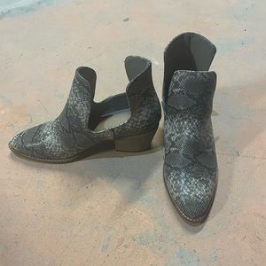 Like new worn once. Size 6.5 boots.